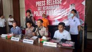 Konferensi pers dipimpin Wakapolres Kotabaru, Kompol Agus Rusdi Sukandar yang didamping Kabag Ops AKP Abdul Jalil, Kasat Narkoba Iptu Febi dan KBO Satreskrim Ipda Kity Tokan