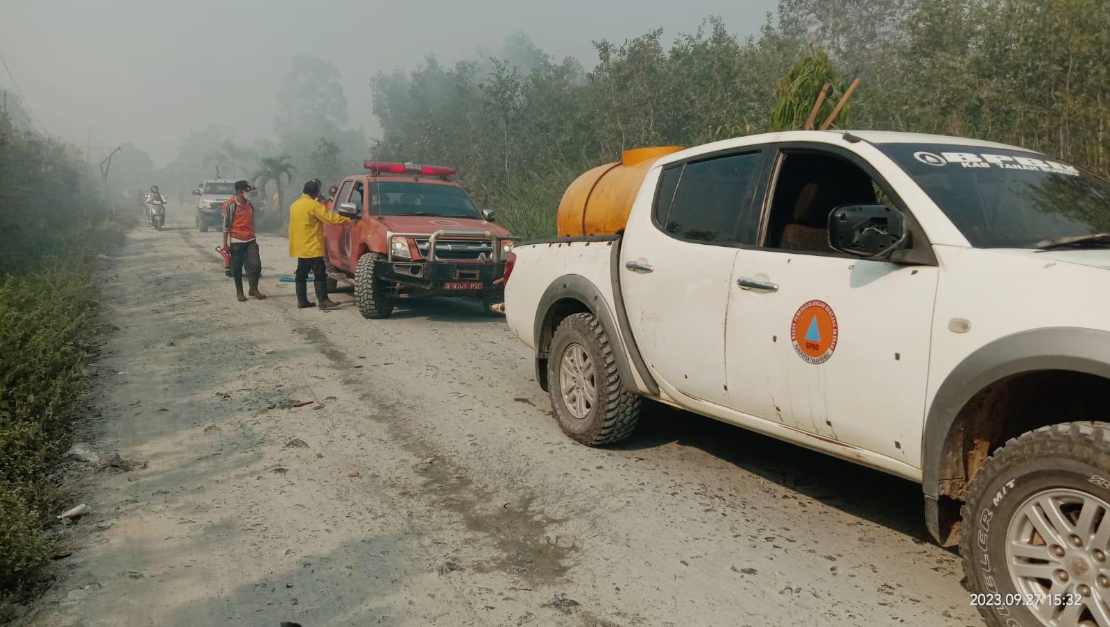 Saat Tim Gabungan Karhutla Kabupaten Tanah Bumbu berupaya memadamkan api yang membakar hutan dan lahan mendekati pemukiman rumah warga. (Sumber Foto: Arif LK)