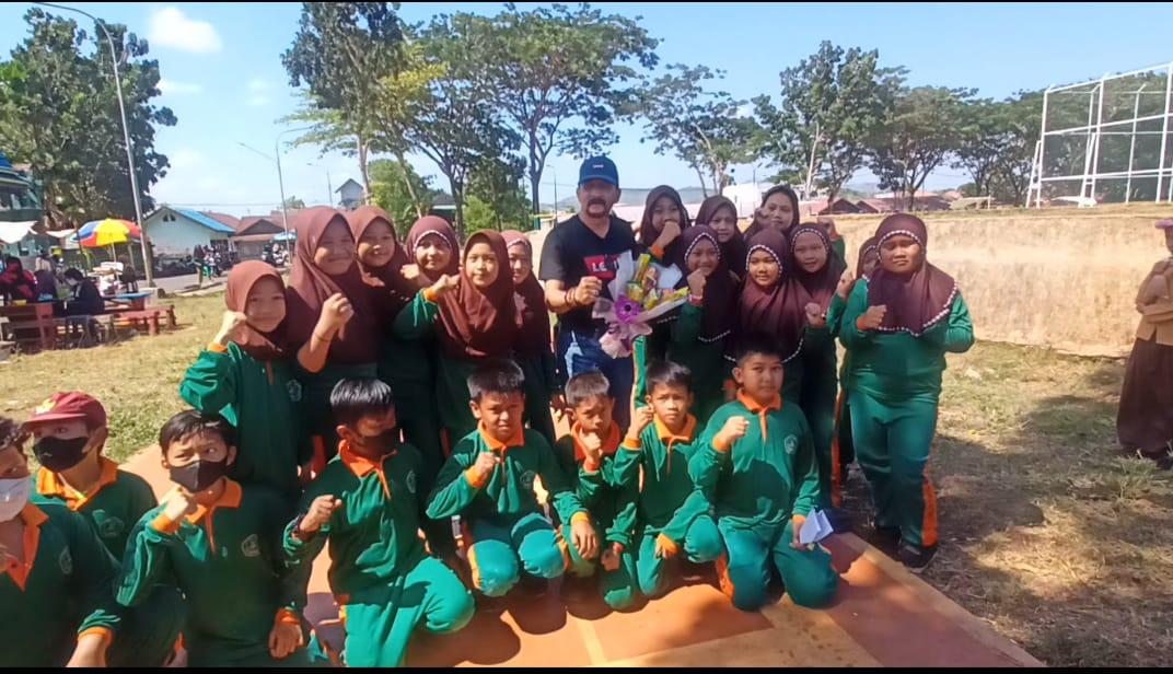 Pj Bupati Tala Syamsir Rahman, Blusukan di Pasar Pelaihari dan Disambut Hangat Siswa SD. Foto: Asep/lenterakalimantan.com