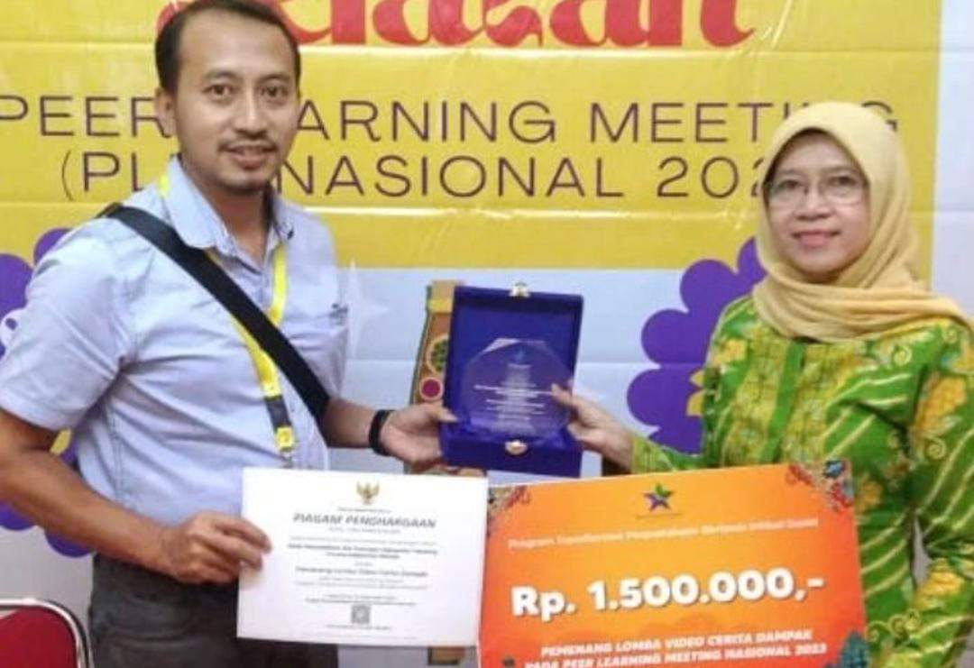 Perwakilan Dispersip Tabalong menerima penghargaan. Foto: Instagram