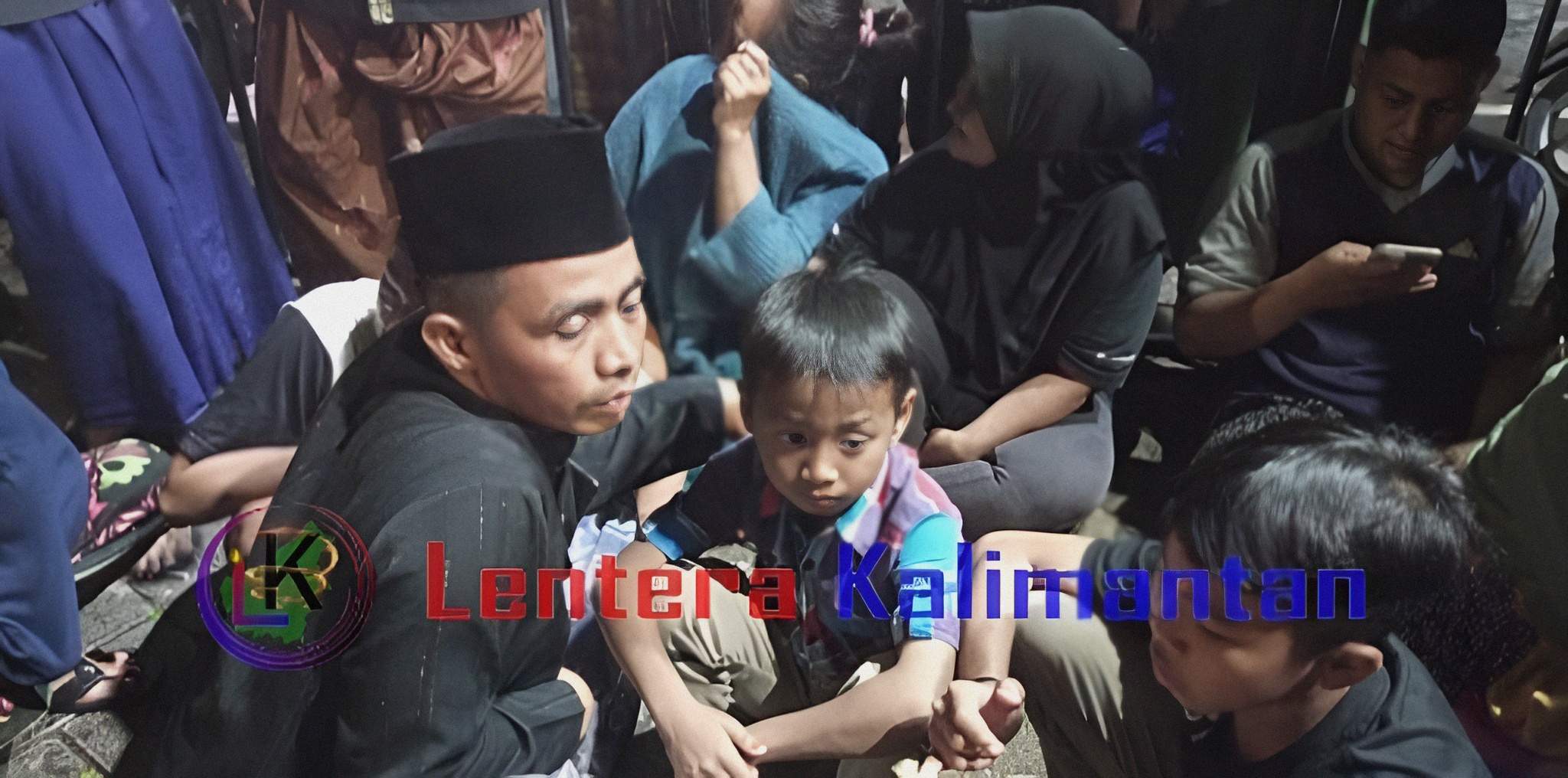 Teman korban terlihat ketakutan pada saat dimintai keterangan oleh warga. Foto: Arsyad/lenterakalimantan.com