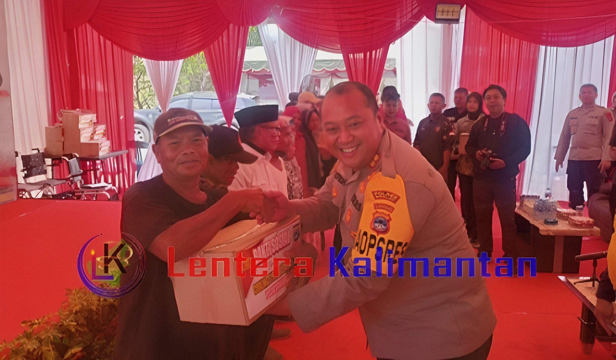 Kapolres Tanah Laut (Tala), AKBP Rofikoh Yunianto membagikan hadiah pada kegiatan bakti kesehatan dan bakti sosial dalam rangka 32 Tahun Akabri 91 Mengabdi untuk Negeri. Foto: Asep/lenterakalimantan.com