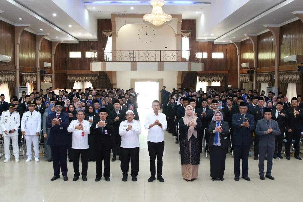 Bupati Banjar, H Saidi Mansyur saat berfoto bersama usai melantik 242 pejabat. Foto: Pemkab Banjar
