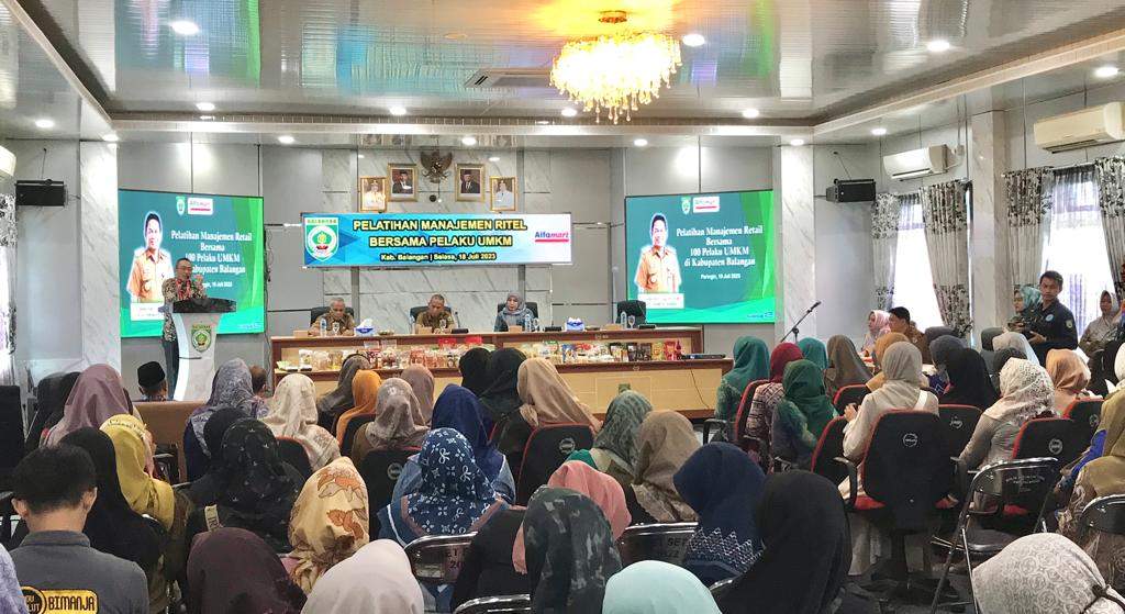 Dalam rangka upaya memberdayakan para pelaku usaha mikro kecil menengah (UMKM), Pemkab Balangan bersama PT. Sumber Alfaria Trijaya Tbk (Alfamart), menggelar pelatihan manajemen retail UMKM, di Aula Benteng Tundakan, Kantor Bupati Balangan, Paringin Selatan, Selasa (18/7/2023). Foto: MC Balangan