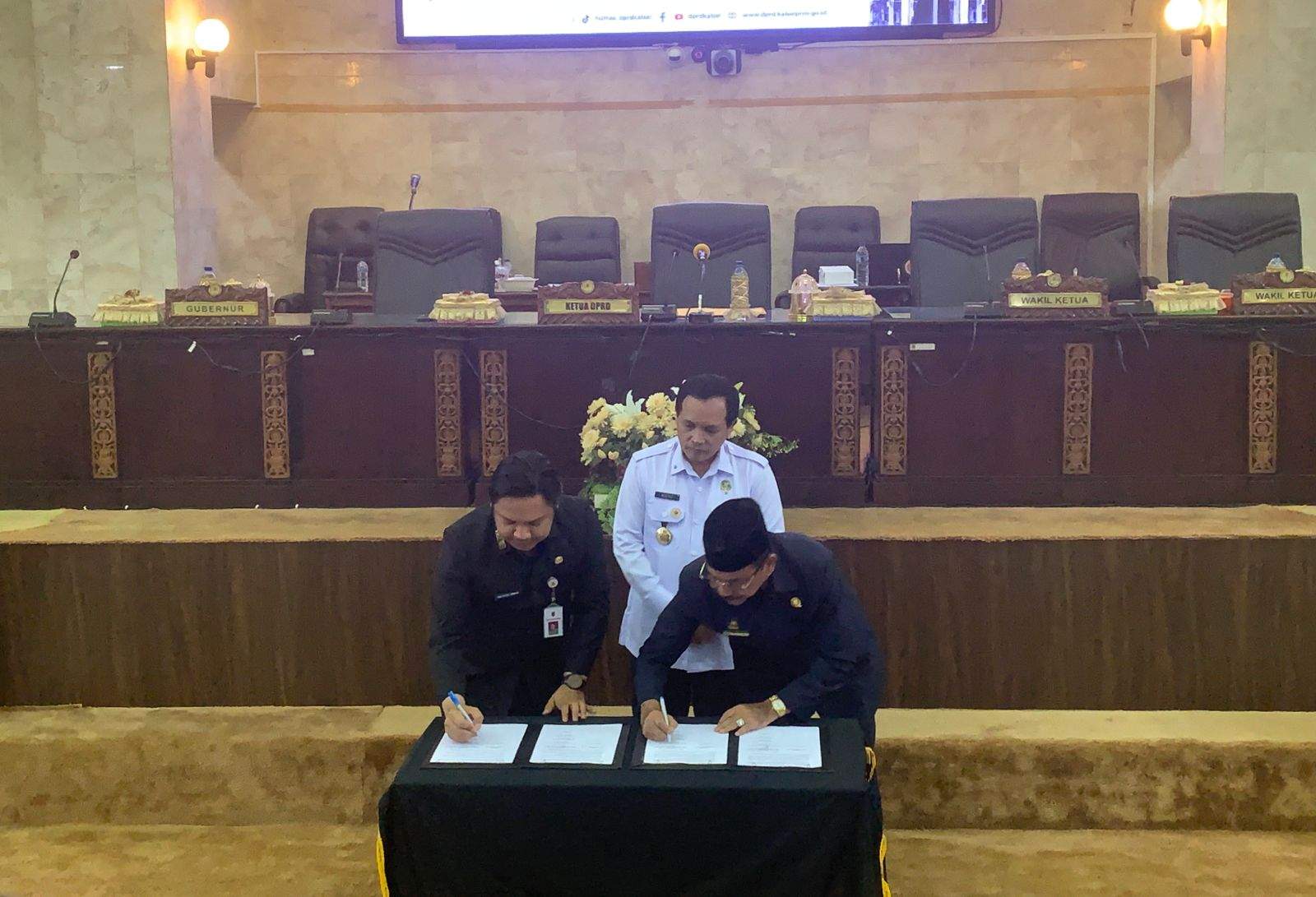 Ketua DPRD Provinsi Kalsel, H Supian HK bersama Sekretaris Daerah Provinsi Kalsel Roy Rizali Anwar saat melakukan penandatanganan. Foto: Ikhsan/lenterakalimantan.com