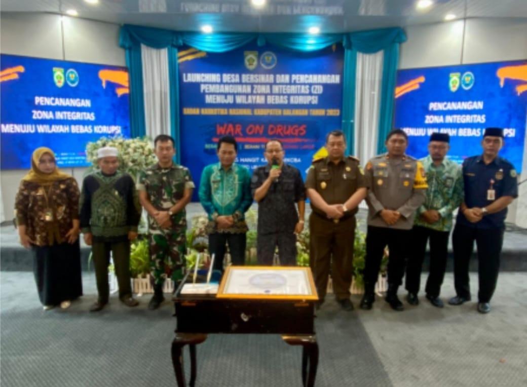 Bupati Balangan H Abdul Hadi (tengah) bersama sejumlah Prokopimda saat hadir dalam Acara Pemilihan Kampung Bebas Narkoba (Foto Arman/LK5W1H