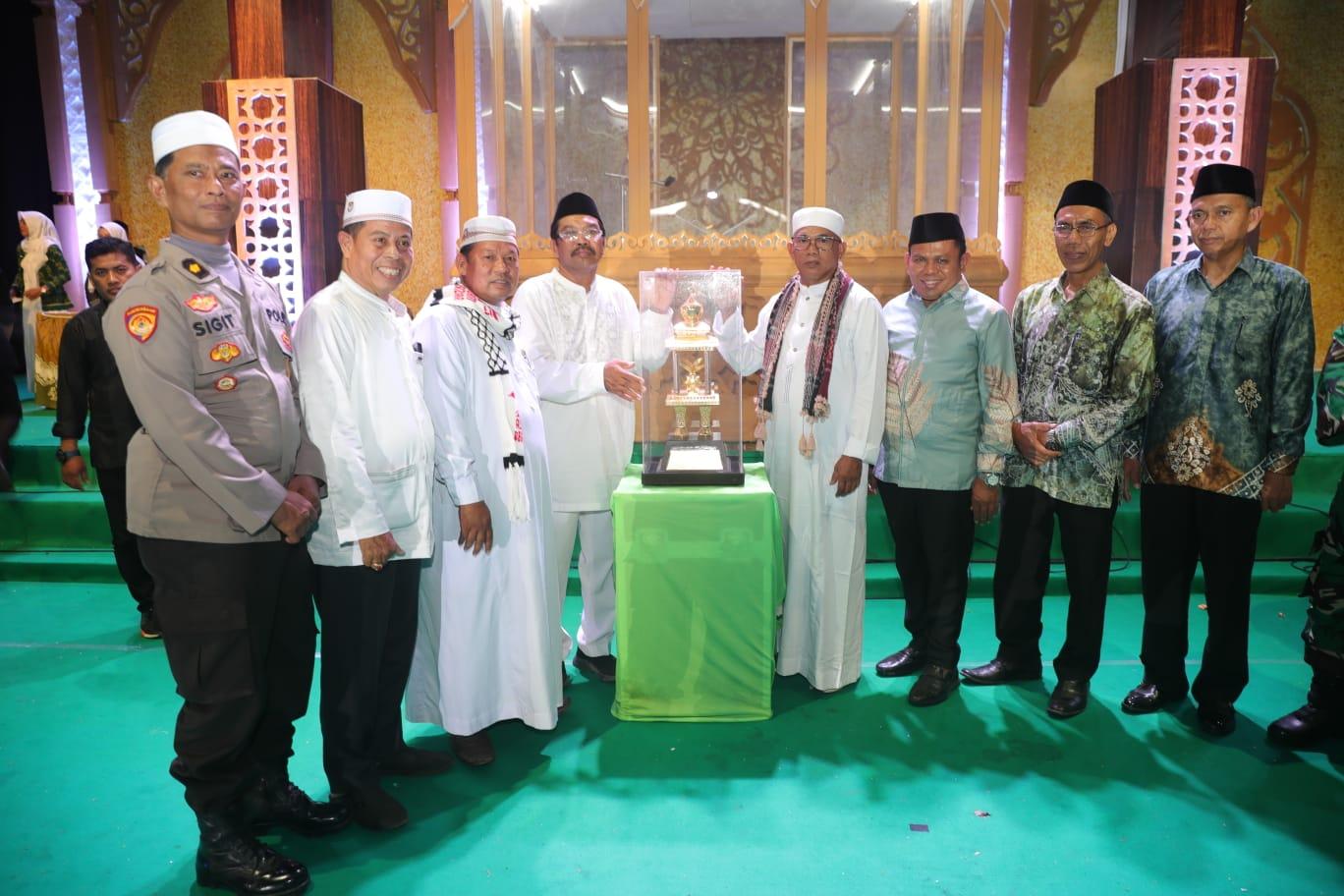 Wakil Bupati Tanah Bumbu H.M Rusli menutup MTQN XIX 2023.Tingkat Kabupaten sekaligus menyerahkan Tropy Juara Umum kepada Camat Karang Bintang Saprudin didampingi Kepala kamenag Tanbu,Tokoh Agama,TNI/ Polri dan DPR di Panggung Utama. Sumber Foto (Fikri For LK)