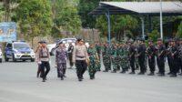 Kapolres Tanah Bumbu AKBP Tri Hambodo,SIK didampingi Forkpimda saat Chek Pasukan.Sumber Foto : (Alfi For LK)