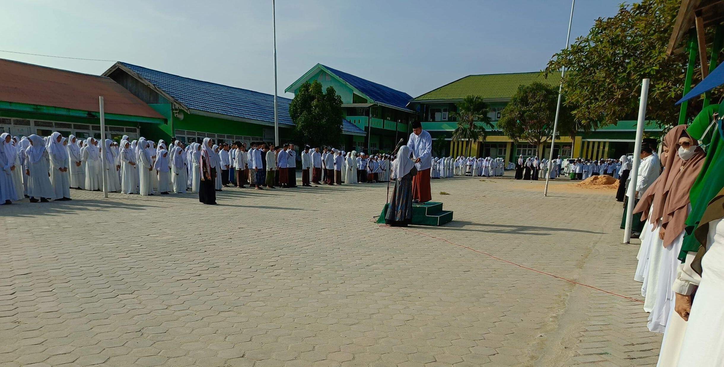 Yayasan Pesantren Nurul Hidayah (YPNH) gelar upacara Hari Santri Nasional (HSN) di halaman Utama. (Sumber Foto : (Humas Nuhi For LK)