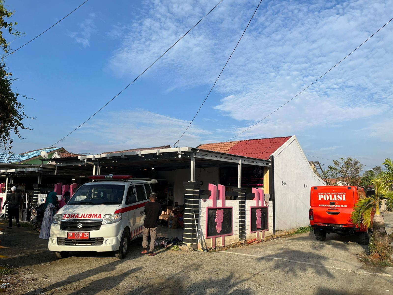 Tim Inafis Res Tanbu di kediaman Korban RD (34) saat mau dievakuasi ke RS Husada untuk divisum guna keperluan penyelidikan. (Sumber Foto: Humas Res Tanbu For LK)