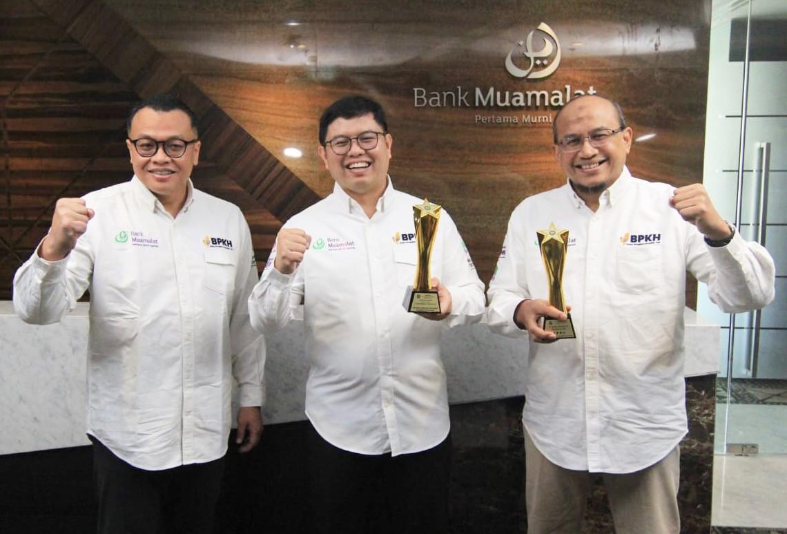 Direktur Utama Bank Muamalat Indra Falatehan (tengah) Bersama SEVP Human Capital Bank Muamalat Riksa Prakoso saat menerima penghargaan Ajang Top Human Capital Award 2023. Foto Abdul Rahman For LK5W1H