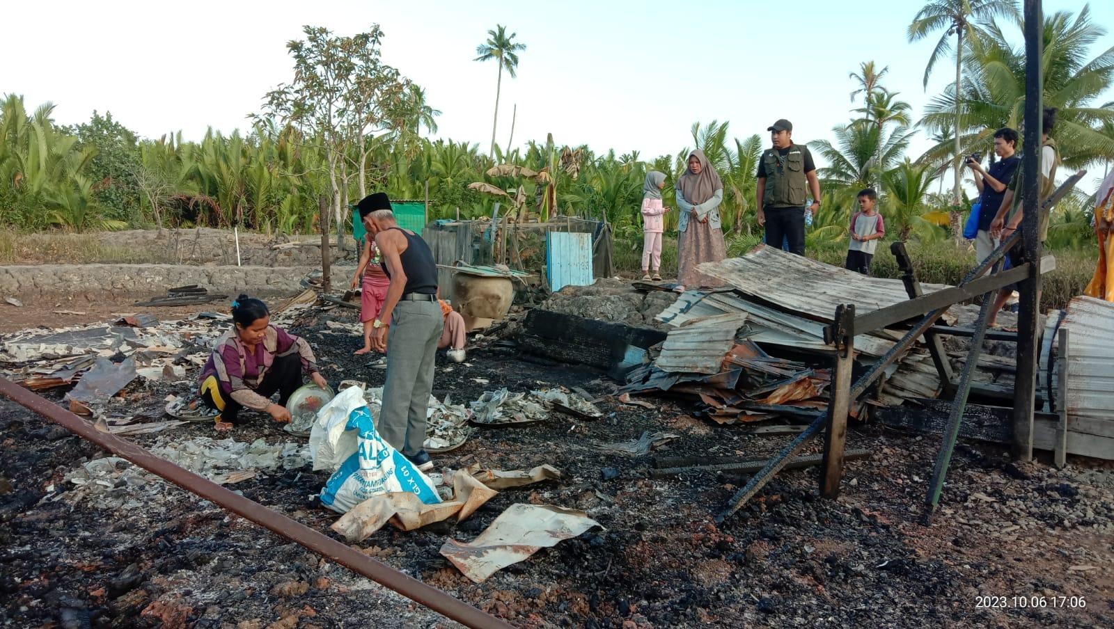 Ketua Paguyuban Baraya Sunda Tanah Bumbu Muhammad Ismail menyerahkan bantuan logistik didampingi relawan PKJR Rescue. Sumber Foto (Arif LK)