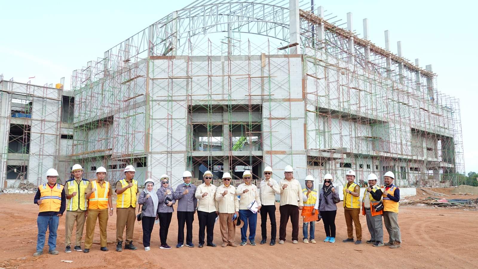 Progres pembangunan Gelanggang Olah Raga (GOR) yang di bangun Gubernur Kalsel Paman Birin sudah mencapai 66 persen