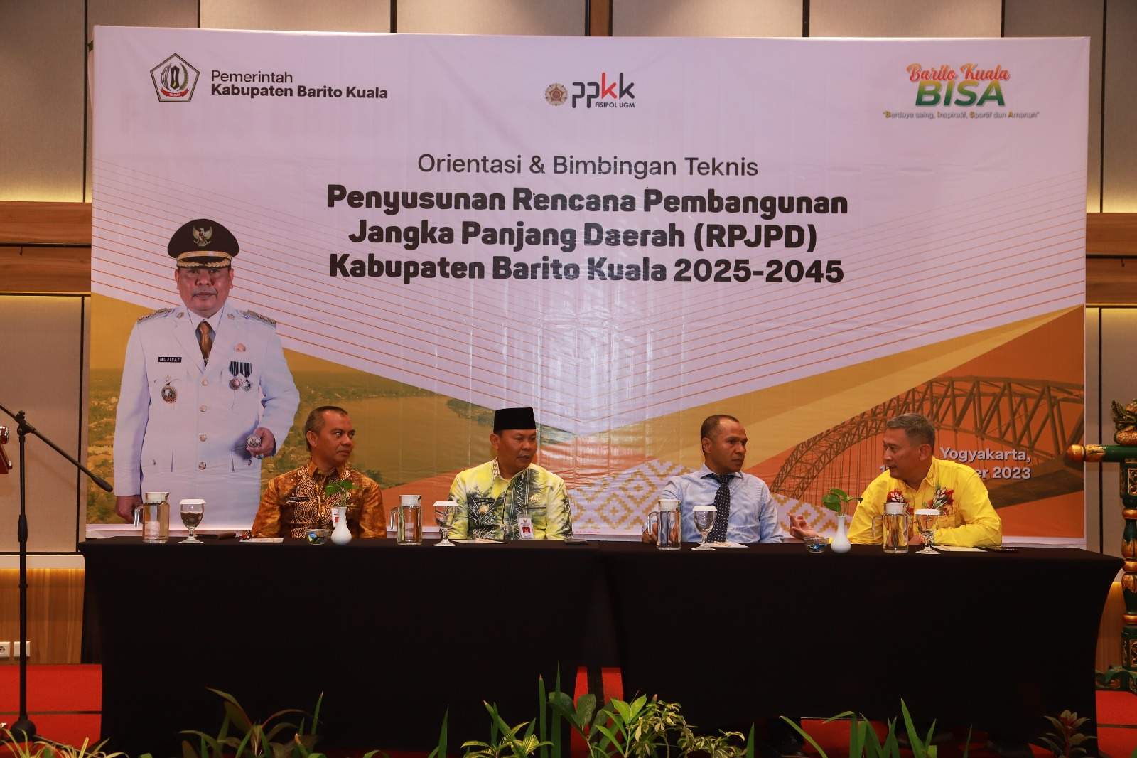 Kegiatan Orientasi dan Bimtek Penyusunan Rencana Pembangunan Jangka Panjang Daerah yang dihadiri Pj Bupati Batola Mujiyat Dan Sekdakab Batola Ir. H. Zulkifli Yadi Noor Kepala Bappelitbang Munadi, asisten, staf ahli, kepala SKPD dan Akedemisi UGM, Kamis (12/10/2023)