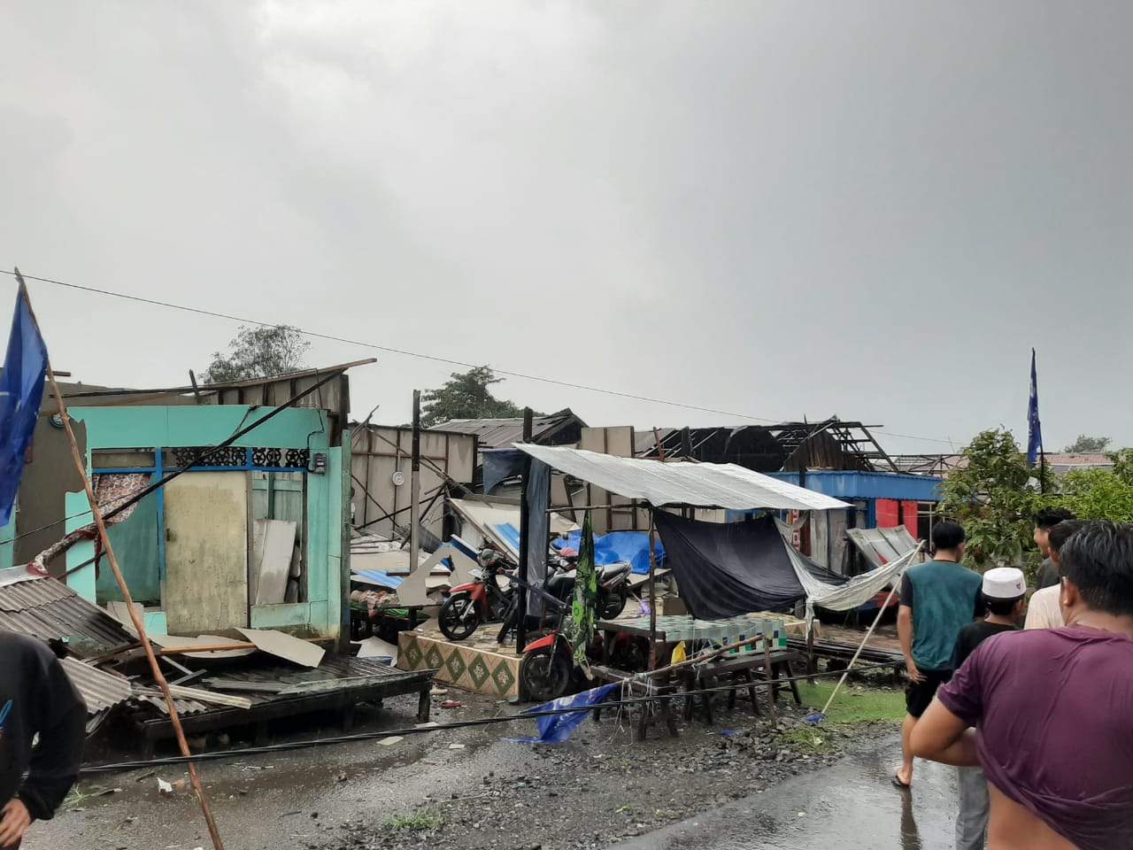 Beberapa rumah rusak diakibatkan angin puting beliung yang melanda Desa Jejangkit Pasar dan Jejangkit Muara,
