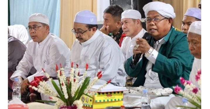 Direktur dan jajaran Perusahaan Umum Daerah (Perumda) Pasar Bauntung Batuah Martapura bersama para pedagang menggelar peringatan Maulid Nabi Besar Muhammad SAW 1445 H, di lantai 2 pasar setempat, Senin (2/10/2023) malam. Foto: Pemkab Banjar