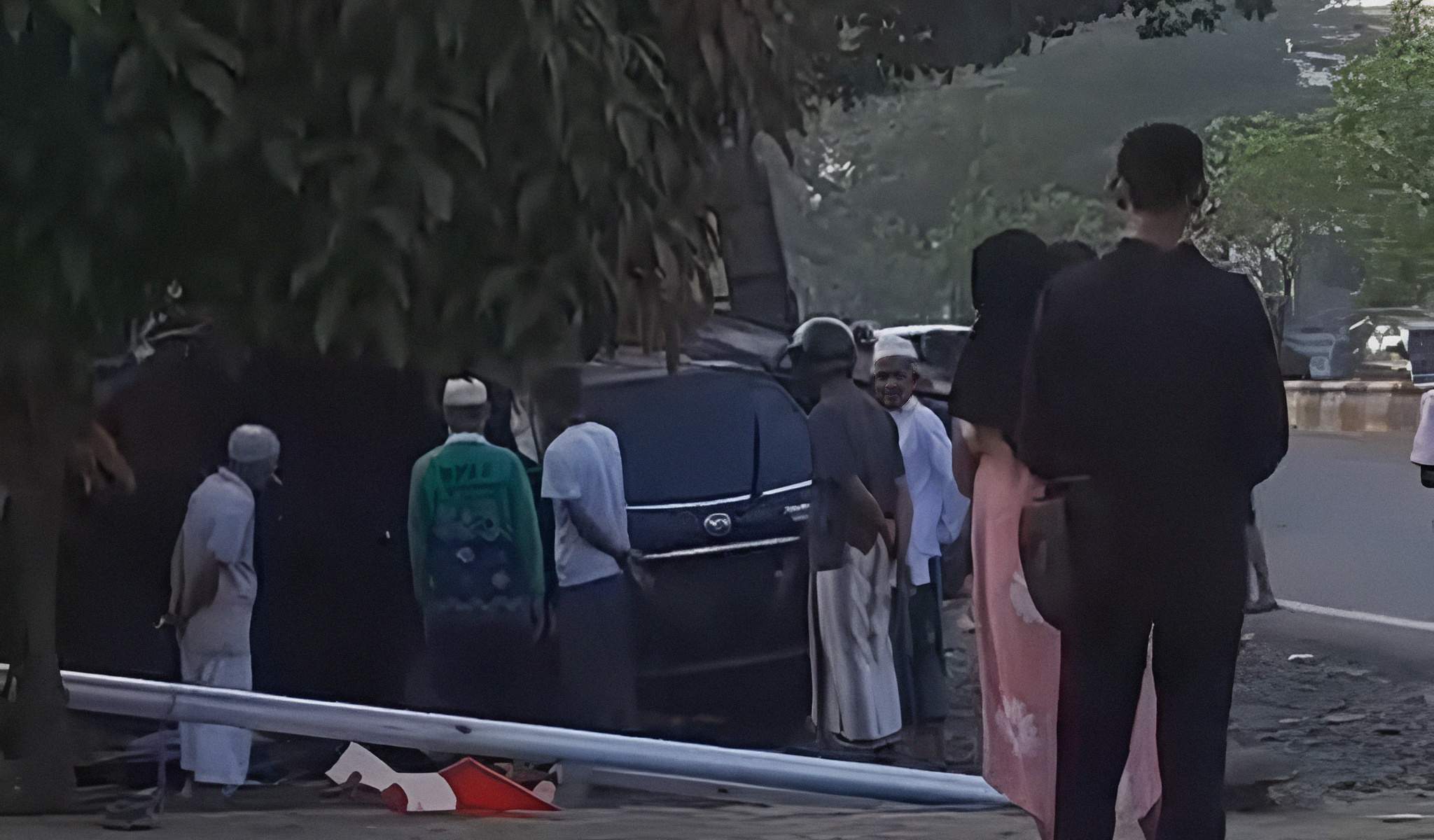 Warga berkerumun melihat sebuah mobil yang menabrak sebauah kios di Gambut, Rabu (8/11/2023). Foto: Tangkapan layar