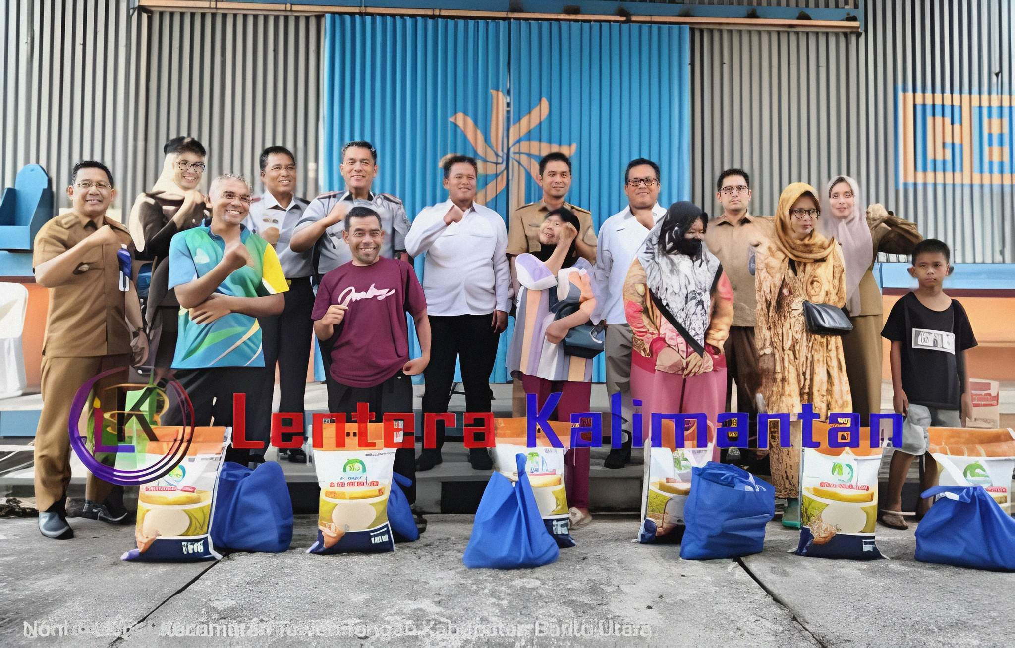 Penyerahan bantuan sembako kepada penerima bantuan. Foto: Noni/lenterakalimantan.com