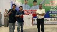 Owner The Breeze Hotel & Waterpark Banjarbaru, H Martinus saat menyerahkan bantuan jersey kepada perwakilan Tim Sepakbola Jurnalis Kalsel. Foto: Ikhsan/lenterakalimantan.com