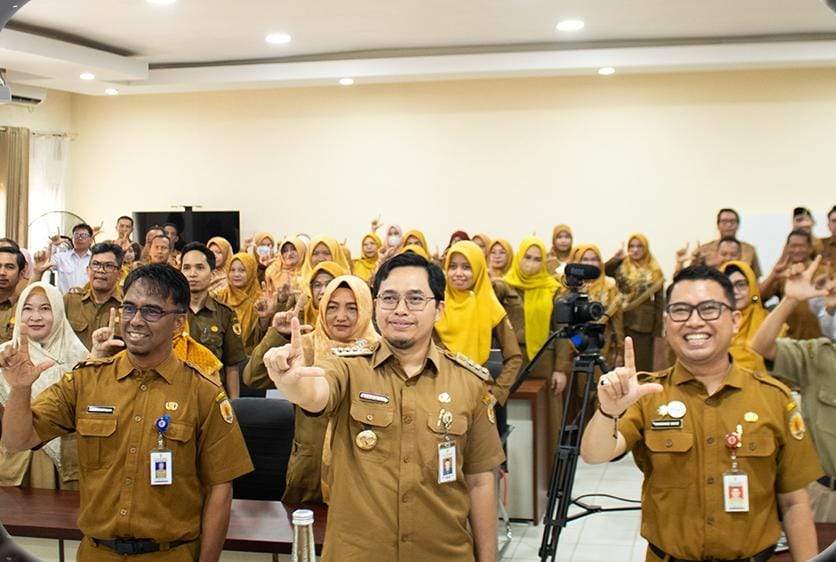 Bupati Aulia Oktafiandi saat membuka Placement Test Kursus Singkat Bahasa Inggris. Foto: Disdik HST