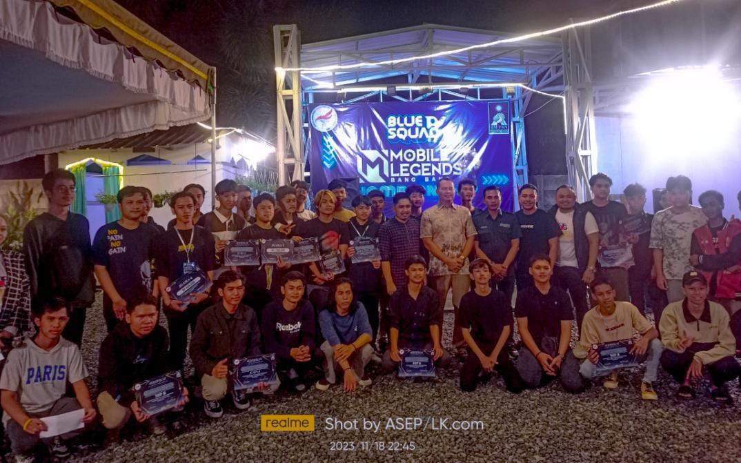 Foto bersama setelah penyerahan piala turnamen Mobile Legends, H Endang Agustina, Kadispora Rudi Imtihansyah dan Ketua ESI Tala Muhammad Rahmat Hidayat dan para juara, Sabtu ( 18/11/2023). Foto: Asep/lenterakalimantan.com