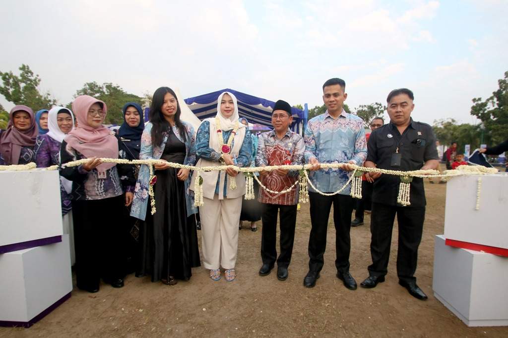 Ketua TP PKK Banjar, Hj Nurgita Tyas saat membuka gelaran Festival Cinta Kabupaten Banjar.