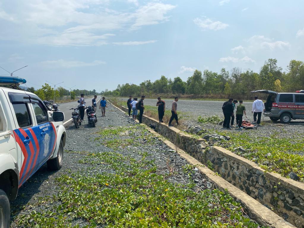 Anggota Polantas Polres Tanbu saat olah TKP dan Tim Medis Evakuasi Korban yang mengalami kecelakaan (Sumber Foto: Humas Res Tanbu For LK)