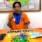 Pelaku tindak pidana narkotika saat memperlihatkan narkoba jenis sabu yang menjadi barang barang di Mapolres Polres Barut. Foto: Humas Mapolres Barito Utara