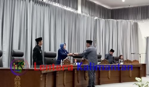 Sekretaris Fraksi Partai Gerindra Mustofa Joyo Muhtar saat menyerahkan dokumen penyampaian pendapat akhir fraksi kepada Ketua DPRD Barut, Hj Mery Rukaini. Foto: Noni/lenterakalimantan.com