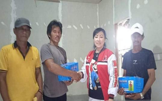 Anggota DPRD Kotabaru, Vitta Yulanty saat menyerahkan bantuan berupa chain block atau alat angkat beban. Foto: DPRD Kotabaru
