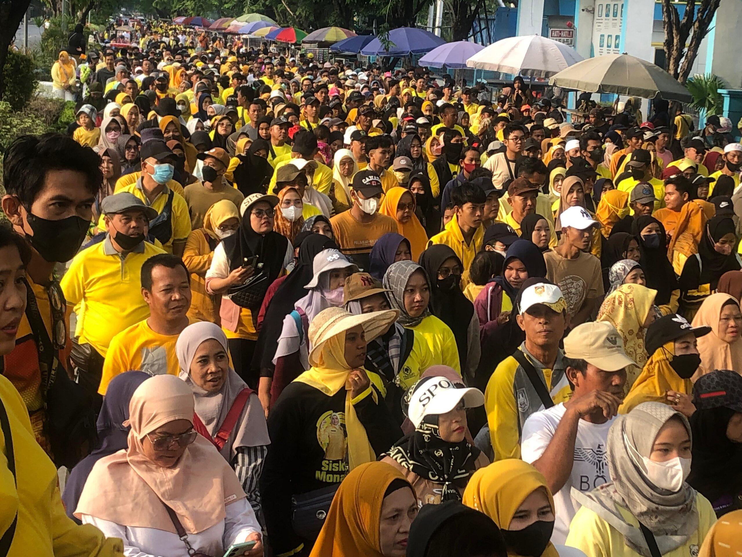 Antusias masyarakat dalam mengikuti jalan sehat yang digelar DPD Partai Golkar dalam rangka HUT ke-59