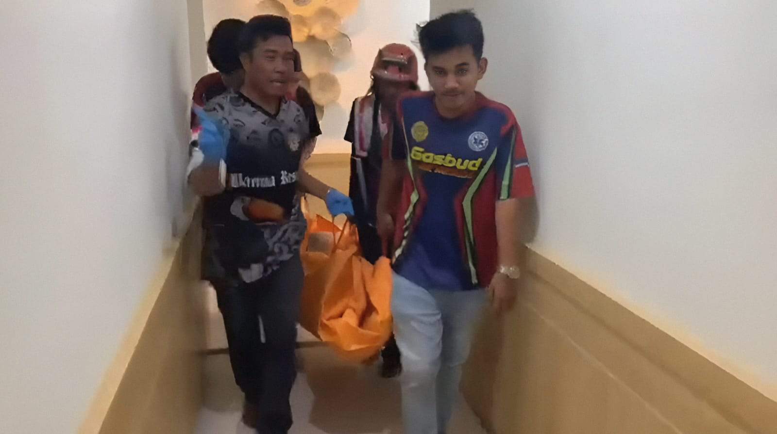 Para relawan emergency lakukan evakuasi terhadap jasad korban yang di temukan di salah satu hotel di Kota Banjarmasin, Minggu (5/11/2023). Foto: Relawan