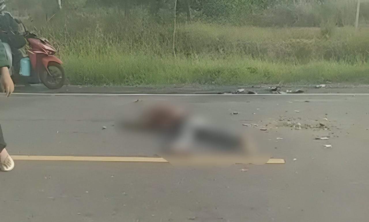 Korban pengendara sepeda motor yang mengalami kecelakaan di depan Kampus UMB, Selasa (7/11/2023).