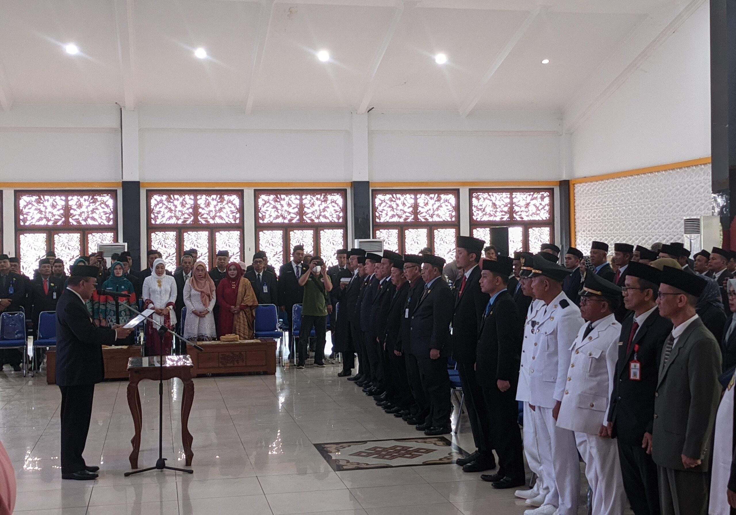 Bupati Tabalong, H Anang Syakhfiani, melantik para pejabat. Foto: Jamal/lenterakalimantan.com