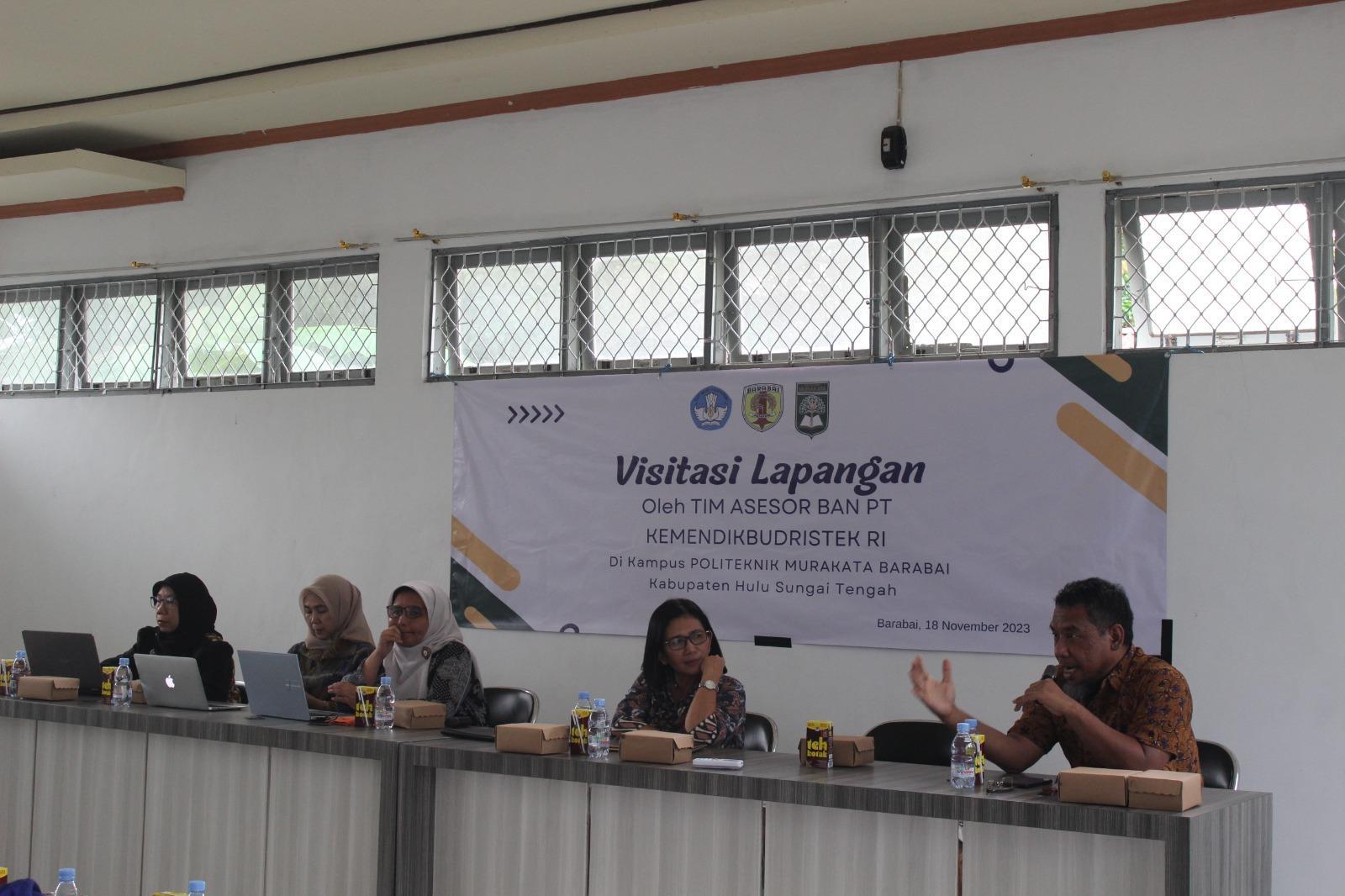 Tim Asesor dari BAN PT Kemendikbudristek Republik Indonesia saat melakukan visitasi ke Politeknik Murakarta Barabai, Sabtu (18/11/2023) - Foto: Arsyad/lenterakalimantan.com