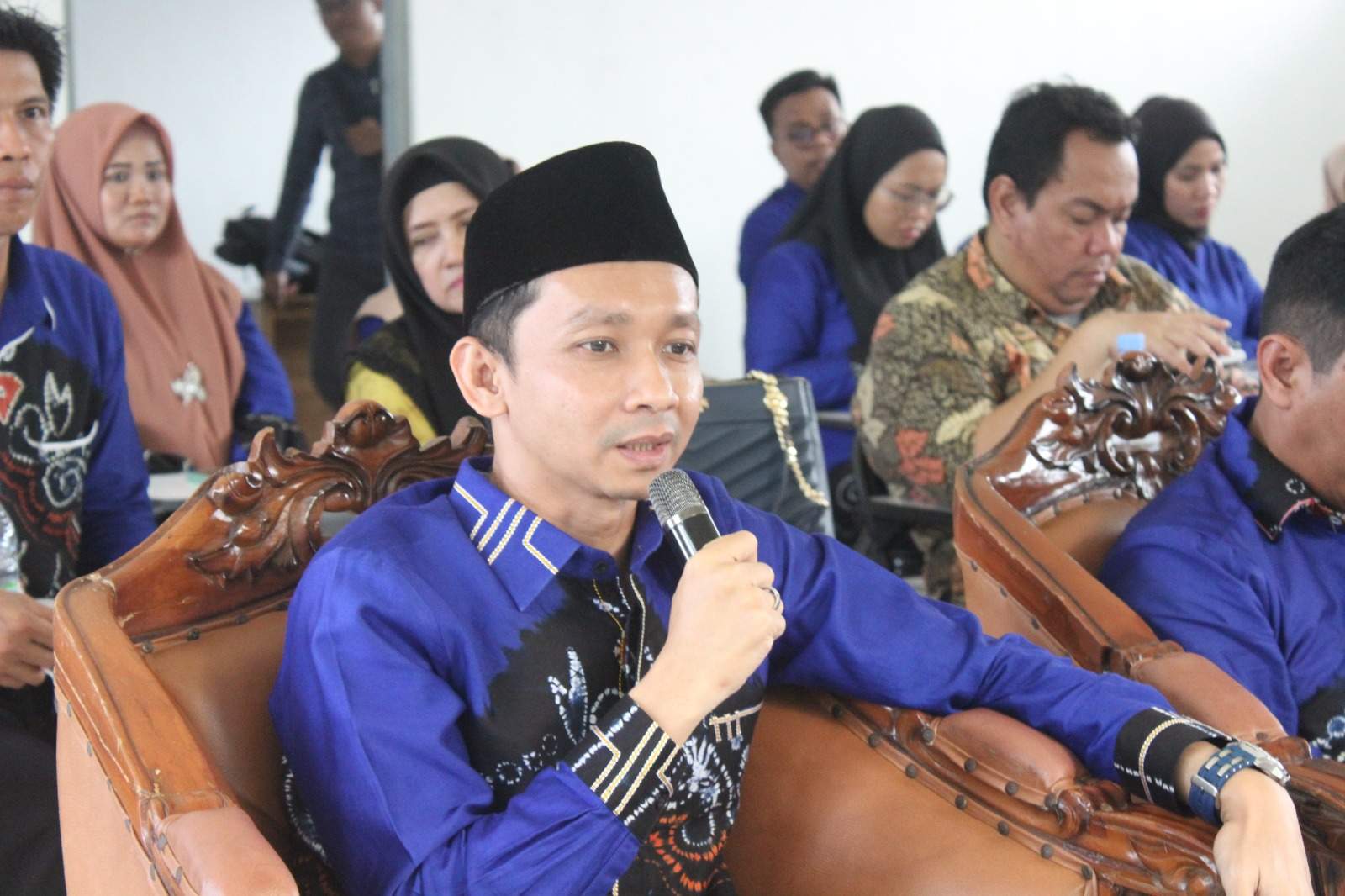 Dr Zulfa Asma Vikra saat menyampaikan pendapatnya kepada tim Asesor dari Kemendikbudristek RI, Sabtu (18/11/2023) - Foto: Arsyad/lenterakalimantan.com