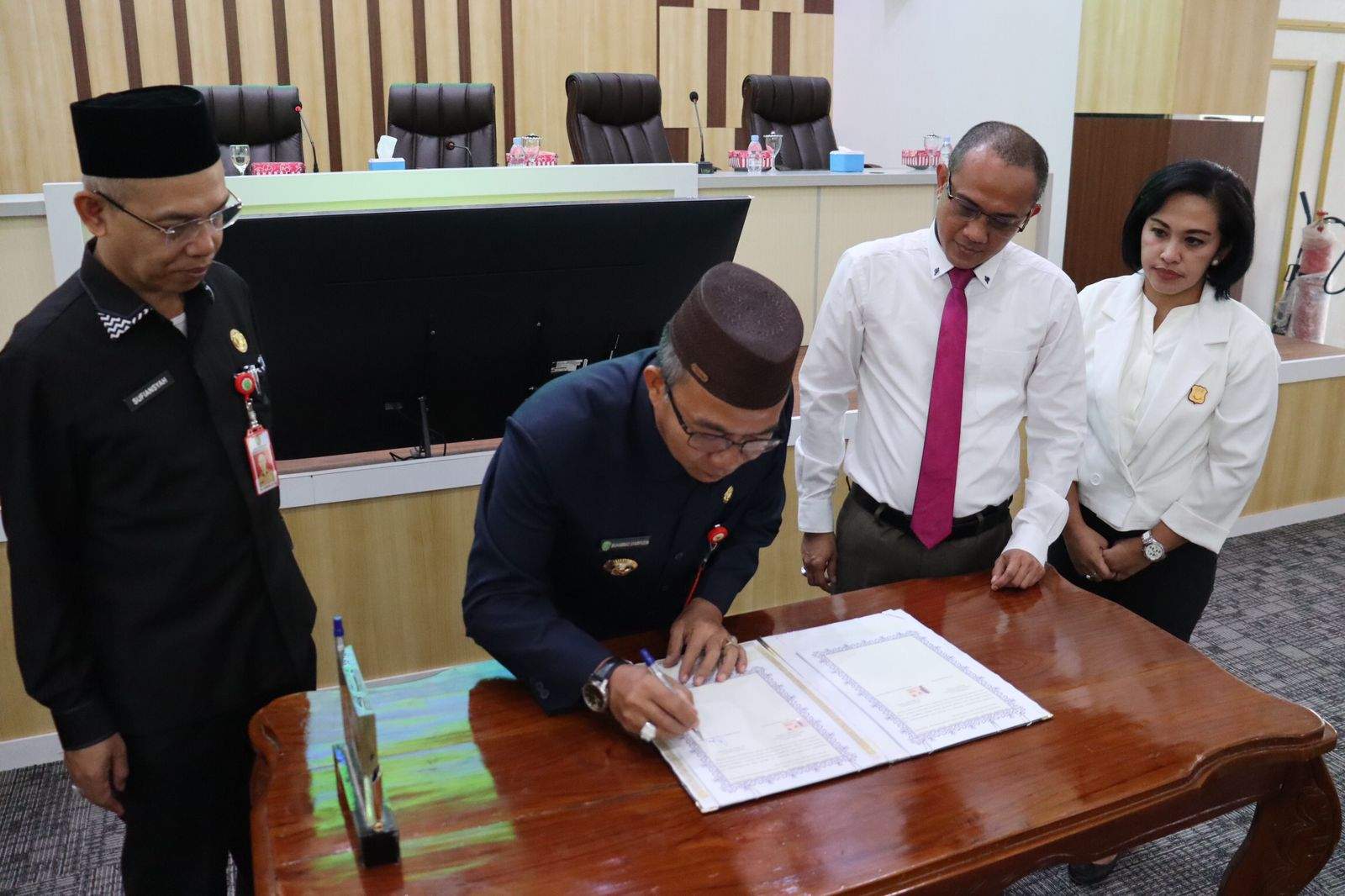 Pj Bupati Tapin M Syafrudin bersama Kepala Kejaksaan Negeri Tapin Adi Fakhrudin melaksanakan penandatanganan kesepakatan (MoU) bersama antara Pemerintah Daerah dan kejaksaan negeri Tapin, di Aula Tamasa Kantor Setda Tapin, Senin (20/11/2023). Foto: Pemkab Tapin