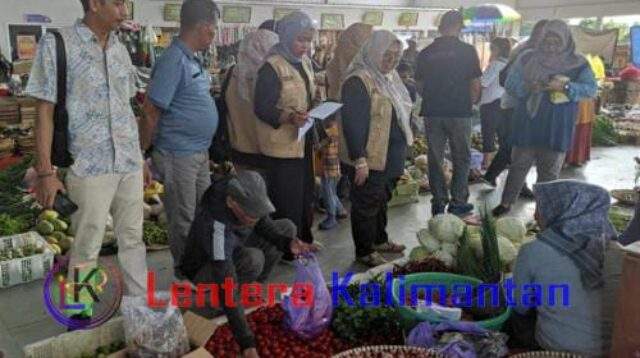 Tim Pengendalian Inflasi Daerah (TPID) Kabupaten Tabalong ketika sidak di Pasar Tanjung. Sumber foto Jamal.