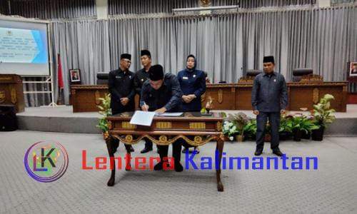 DPRD Barito Utara menggelar Rapat Paripurna IV di Ruang Rapat DPRD setempat, Jumat (24/11/2023). Foto: Noni Gasiati/lenterakalimantan.com