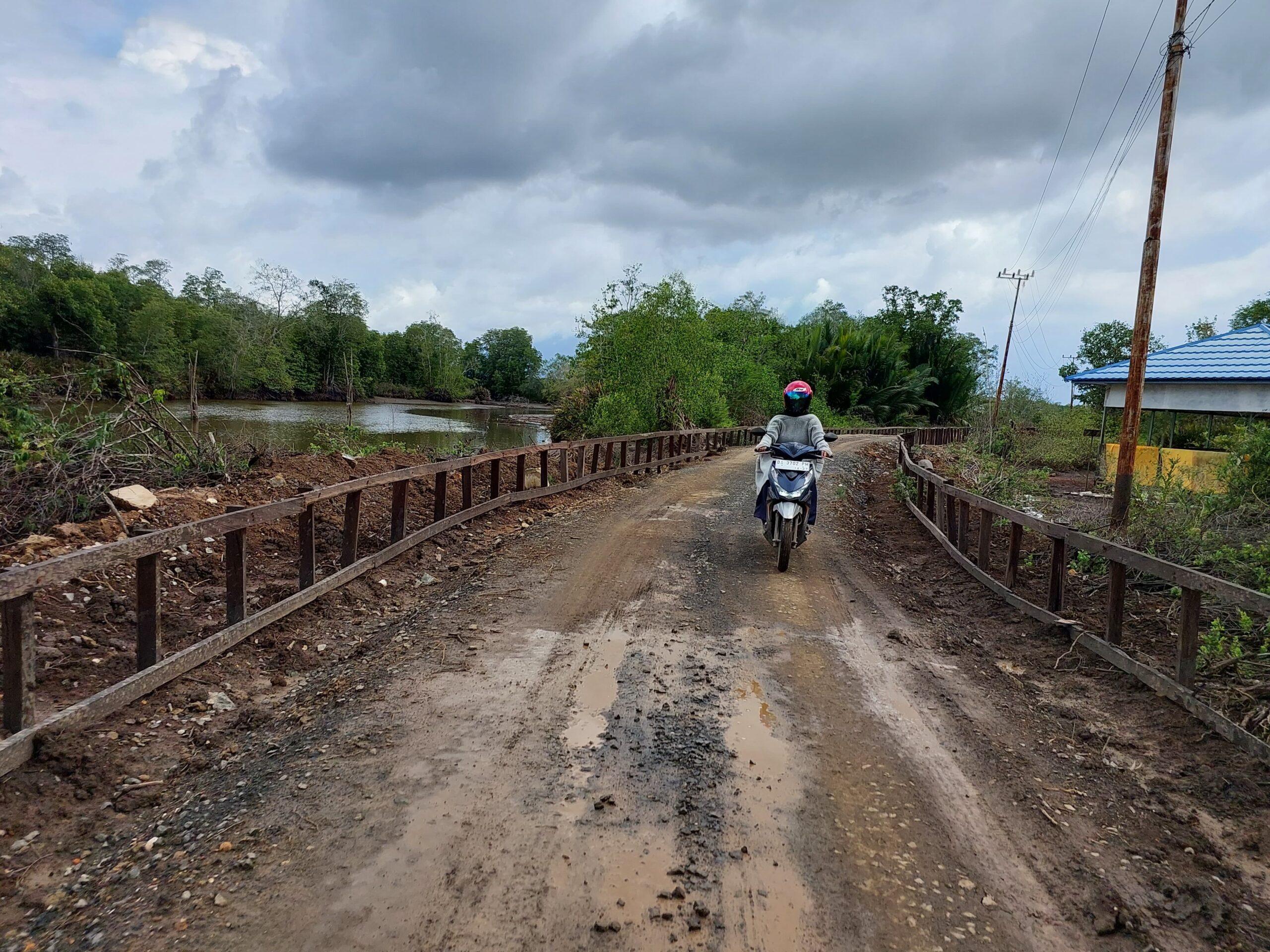 Jalan menuju desa nampak berdiri kokoh tiang Ulin rangka siring di sepanjang pinggir sungai jalan Kuala Lupak. Sumber Foto: Iwan LK