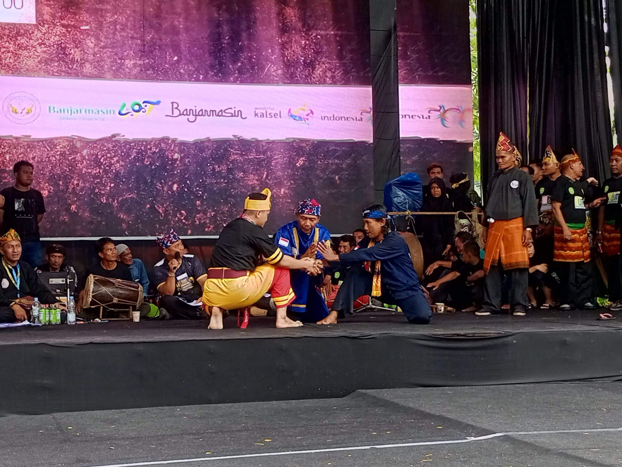 Salah satu rangkaian kegiatan Parang Day Kota Banjarmasin Festival 2023 yakni Rebut Selempang Sasirangan, Minggu (26/11/2023). Foto: Arsyad/lenterakalimantan.com