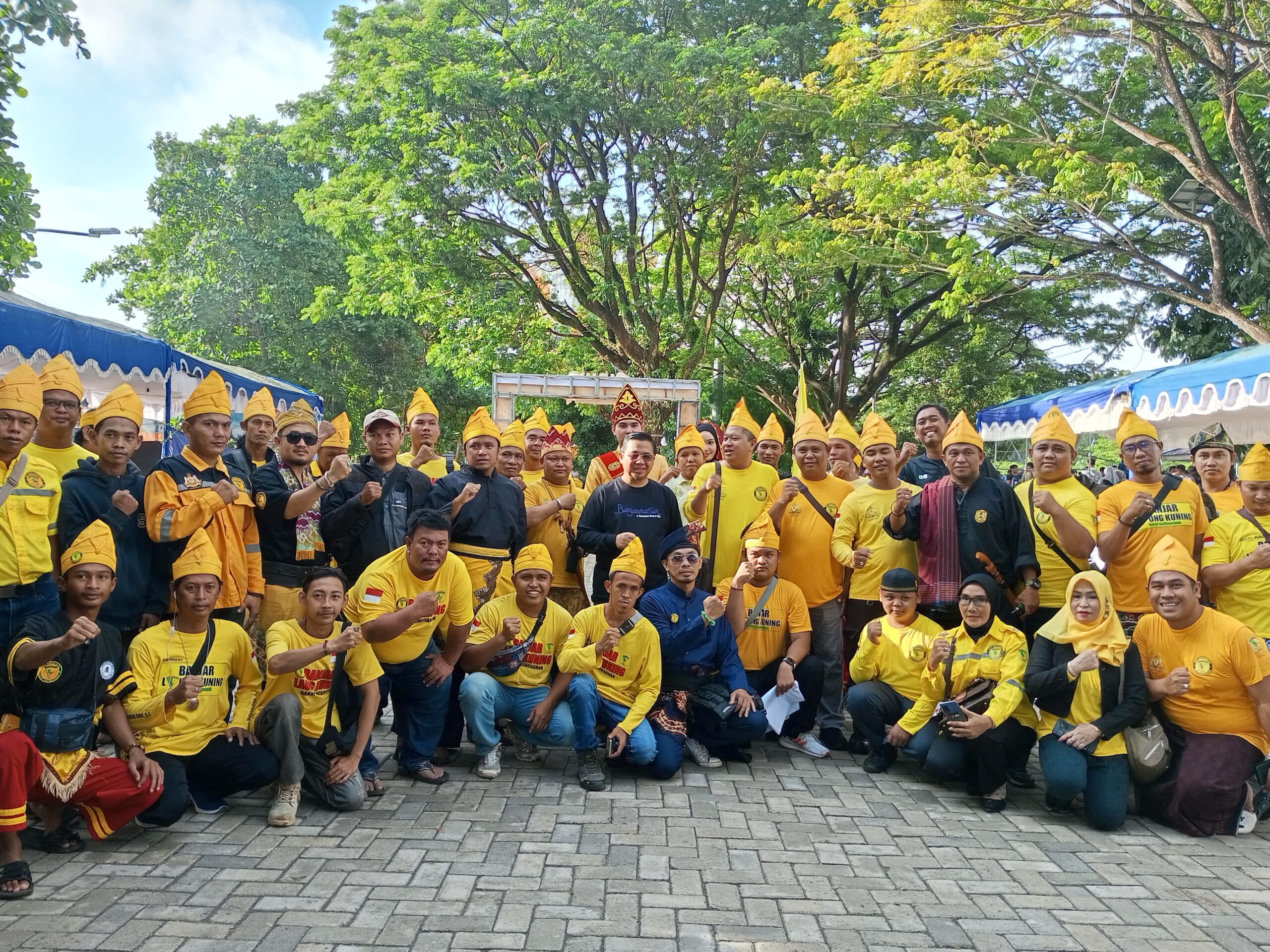 Laung Kuning Banjar saat foto bersama dengan Walikota Banjarmasin, H Ibnu Sina. Foto: Arsyad/lenterakalimantan.com