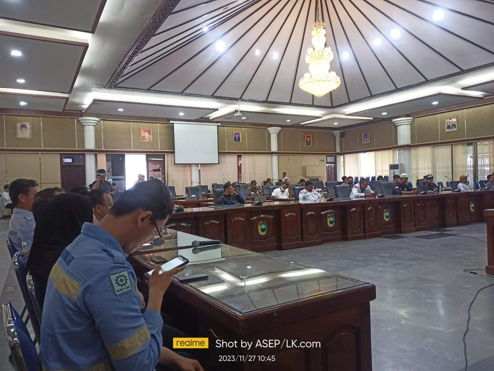 DPRD Tala menggelar RDP dengan karyawan PT SNS terkait permasalah mutasi kerja. Foto: Asep/lenterakalimantan.com