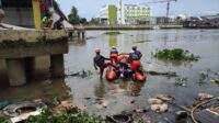 Rekanan Basarnas Banjarmasin melakukan tahap pencarian korban tenggelam di bantaran sungai Martapura, Kamis (30/11/2023). Foto: Basarnas Banjarmasin.
