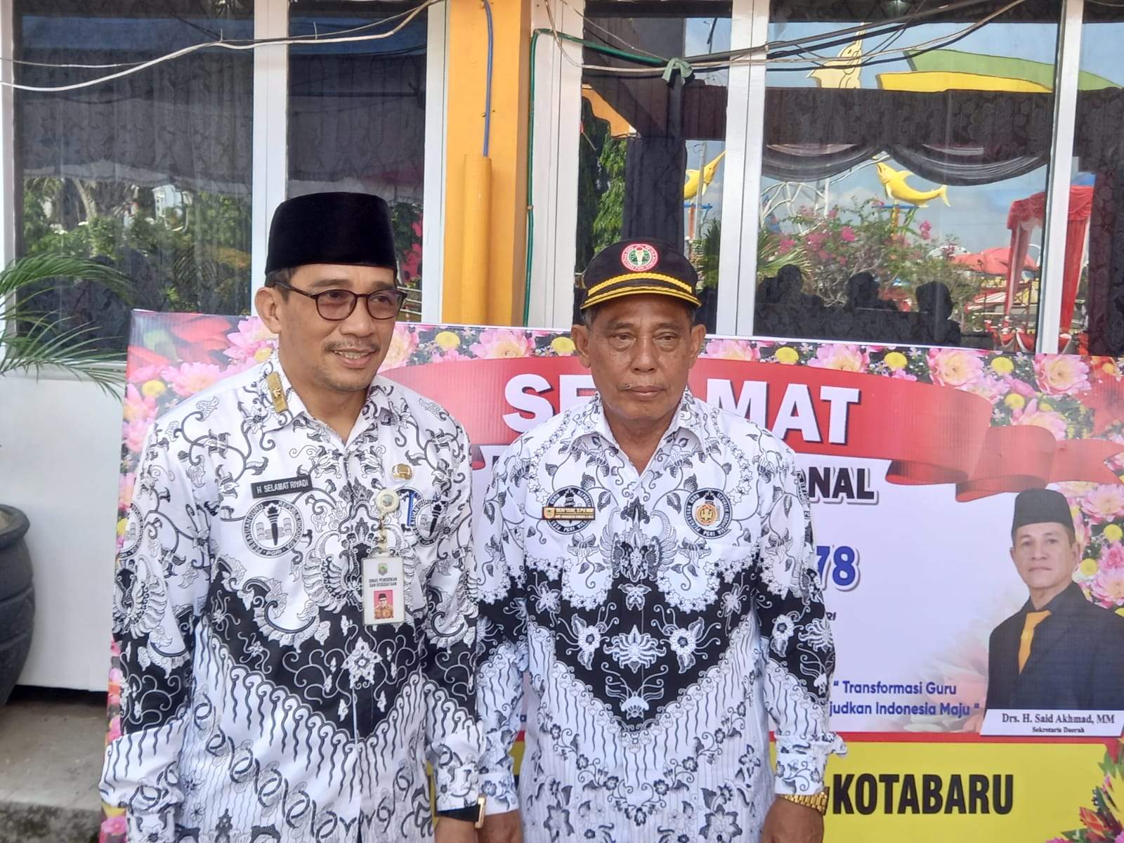 Kepala Dinas Pendidikan Kotabaru, Selamat Riyadi dan Ketua PGRI Kotabaru, Bun Yani. Foto: Pemkab Kotabaru
