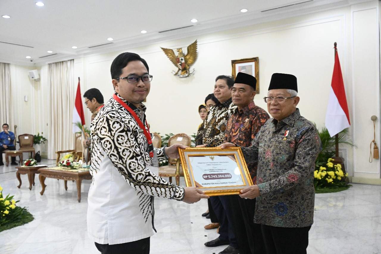 Bupati HST H Aulia Oktafiandi saat menerima secara simbolis penghargaan dari Wakil Presiden RI Ma’ruf Amin. Foto: Prokom HST