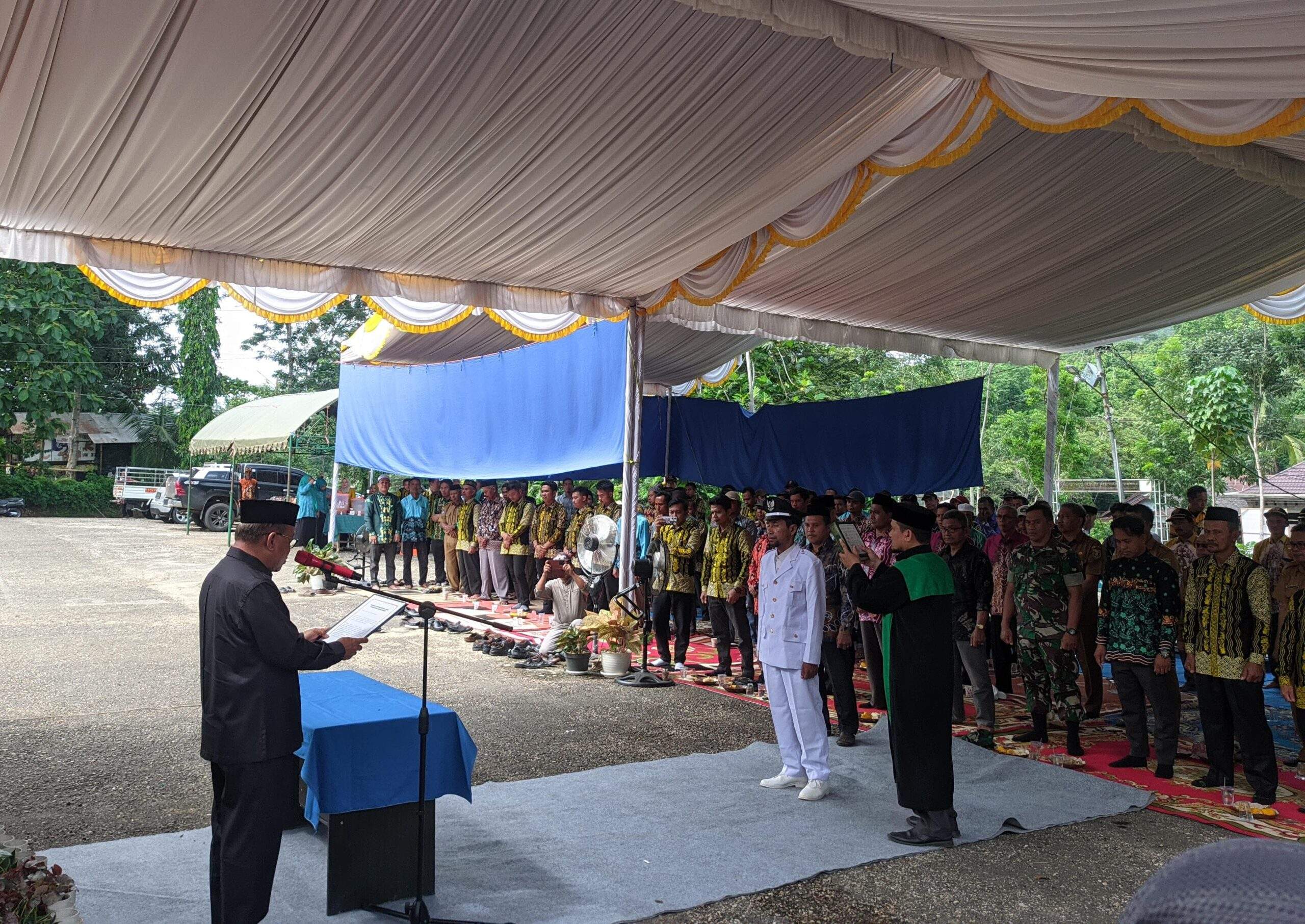 Bupati Tabalong, H Anang Syakhfiani mengambil sumpah jabatan. Foto: Jamal/lenterakalimantan.com