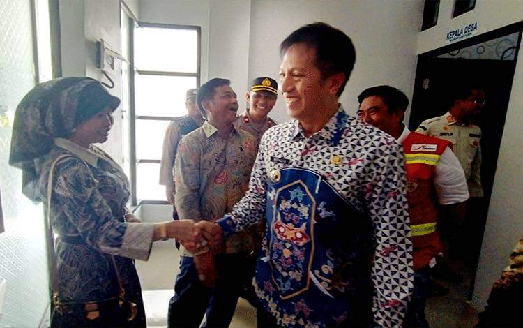 Pj Bupati Barito Utara bersama Ketua Komisi III DPRD H Tajeri dan anggota DPRD Hj Sofia dan beberapa pejabat lainnya serta pihak perusahaan PT SMM saat meninjau ruangan kantor Desa Lemo I, usai peresmian kantor Desa Lemo I, Kamis (26/10/2023)
