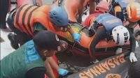 Basarnas dan Badan Penanggulangan Bencana Daerah (BPBD) Kota Banjarmasin dibantu warga dalam proses evakuasi korban tenggelam di bantaran Sungai Martapura, Jum'at (1/12/2023). Foto: E-BBK