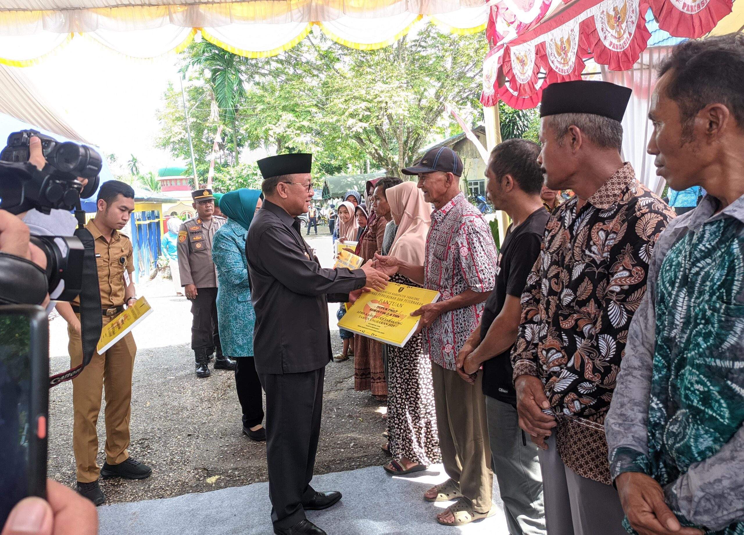 Bupati Tabalong, H Anang Syakhfiani menyerahkan bantuan. Foto: Jamal/lenterakalimantan.com